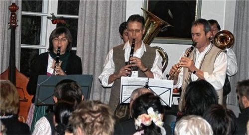 Sänger und Musiker aus dem Landkreis gestalten das Adventssingen, das die Frauen-Union Heldenstein im Pfarrheim organisiert. Foto  six