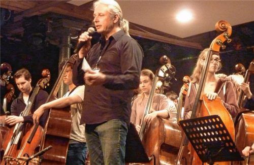 Sage und schreibe 55 Bassgeiger standen auf der kleinen Bühne des Mühldorfer Haberkastens.Fotos  gär