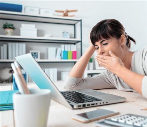 Schon kleine Maßnahmen helfen, dass man tagsüber produktiver ist. Foto  Stokkete/shutterstock.com/akz-o