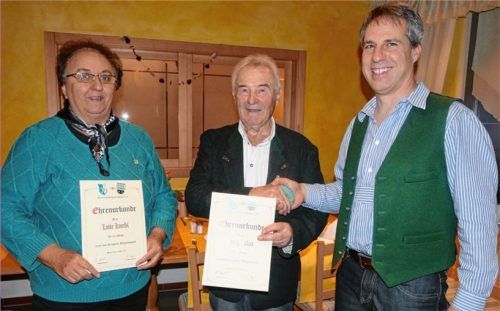 Schützenmeister Martin Hörth (von rechts) dankte Georg Lukas und Luise Kneißl für ihre langjährige Mitgliedschaft.Foto bac