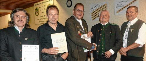 Schützenmeister Richard Wimmer (von rechts) und Gauschützenmeister Erich Jungwirth ehrten unter anderem Thomas Maier, Franz Kifinger und Josef Rottner für ihre Treue und Verdienste.Foto bac