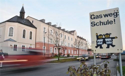 Schule und Seniorenheim (Bild) befinden sich an der stark befahrenen Hörberinger Straße, weshalb eine Temporeduzierung sicher nicht schaden würde. In ihrem neuen Antrag argumentiert die SPD aber mit nächtlicher Ruhestörung durch den Schwerverkehr.Fotos je