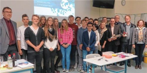 Schulleiter Hartmut Umhöfer, Ausbilderin Stefanie Jankner von der Firma „Kraiburg TPE“, Azubi Florian Zacherl, die Elternbeiräte Manfred Luger, Andreas Press und Manfred Neldner sowie die stellvertretende Schulleiterin Ruth Gester.Foto re