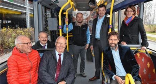 Schulterschluss im Bus: (sitzend von links) Aicherpark-Projektmanager Hans Schussmann, Kolbermoors Bürgermeister Peter Kloo und Anton Heindl, Vorsitzender des Gewerbeverbandes, (stehend von links) Ingmar Töppel, Geschäftsführer des Rosenheimer Stadtverkehrs, Helmut Greimel, Weko-Geschäftsleiter, Citymanagerin Sabrina Obermoser und (rechts sitzend) Tobias Tomczyk vom Wirtschaftlichen Verband. Foto Schlecker