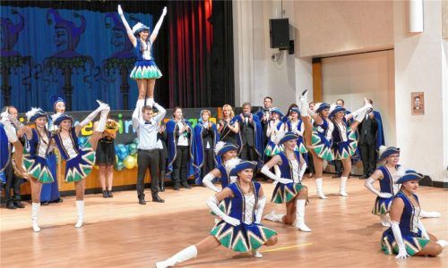 Schwungvoll: der Marsch der Gardemädchen mit ihrer Abschlussfigur.Fotos Hoffmann