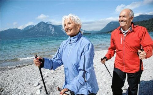 Schwungvoll unterwegs: Ausdauersportarten trainieren das Herz und senken den Blutdruck. Foto  djd/Mg-Diasporal/PantherMedia/Westend61Premium