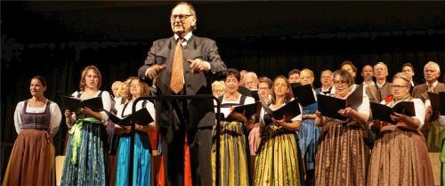 Sebastian Weyerer mit seinem Ludwig-Thoma-Chor.Foto fkn