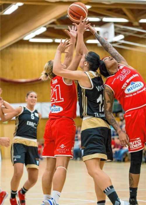 Sechs Hände greifen nach dem Ball – am Ende hat ihn Wasserburgs Laura Audere (links).Foto Brei