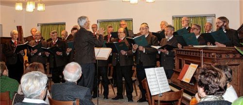 Seine Notenkiste hatte der Männergesangverein „Liederkranz Au“ durchsucht und präsentierte besondere Fundstücke unter der Leitung von Benno Stigloher.Foto strim