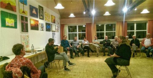 Seinen Alltag als Gehörloser schilderte Andreas Merkle, Vorsitzender des Hörgeschädigtenvereins Rosenheim (links, mit Brille), bei der Afa im evangelischen Gemeindehaus; ihm gegenüber Marie-Therese Gartner, sie fungierte als Dolmetscherin.Foto re