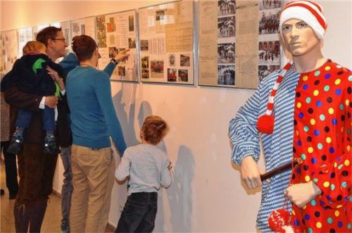 Seit 1953 veranstaltet die Kolpingsfamilie Traunstein einen Schäfflertanz. Derzeit informiert sie darüber in der Alten Wache.Foto buthke