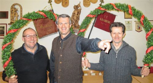 Seit 1983 tanzt er bei den Schäfflern mit, zuletzt als Vortänzer. Jetzt zeigt Georg Ober (Bildmitte) auch als Cheftrainer und Schäfflermeister, wo es bei den Kraiburger Schäfflern langgeht. Unterstützt wird er bei diesen Aufgaben von seinen Stellvertretern Franz Ziegler (links) und Wolfgang Joschko.Foto  re