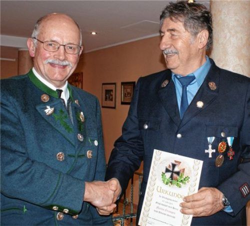 Seit 40 Jahren ist Martin Grampes (rechts) in der Überseer KSK. Vorsitzender Josef Stecher dankte ihm für die Vereinstreue. Foto vom dorp