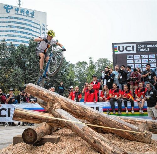 Sektionen aus Baumstämmen mussten unter anderem befahren werden. Raphael Zehentner von der MTG Kiefersfelden zeigte starke Leistungen.