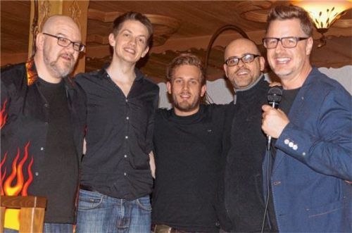 Sie bestritten die erste „Comedy Lounge“ im Berggasthof „Weingarten“ in Rimsting: (von links) Bastian Block, Michi Mauder, Falk Schug, Michael Schönen und Moderator Florian Simbeck.Foto eder