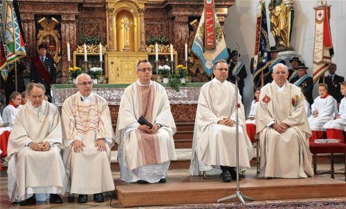 Sie führten den neuen Pfarrer Paul Janßen (Zweiter von rechts) feierlich ein: Diakon Hans Weber, Pfarradministrator Hermann Overmeyer, Dekan Daniel Reichel (von links) und Pfarrer i.R. Johann Weindl (rechts).Fotos  rehberg