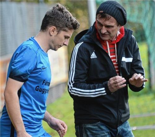 Sieg beim Spitzenreiter: Großholzhausens Trainer Franz Riepertinger und 1:0-Torschütze Josef Schober.Foto Ru
