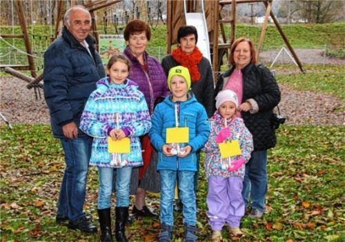 Siegerehrung des Luftballonwettfliegens auf dem Spielplatz.