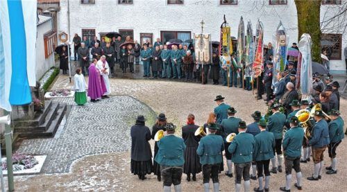 Siegsdorfer gedenken im Schneeregen der Kriegsopfer