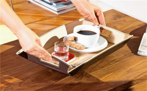 Simsalabim! Durch Anheben der Seitenteile wird aus dem Tischset automatisch ein Tablett. Foto epr/hecht international)