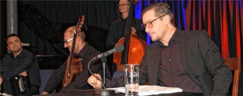 Skurrile, frivole, pikante und teils auch zynische Geschichten trug Fritz Karl im Mühldorfer Haberkasten vor. Foto  eig