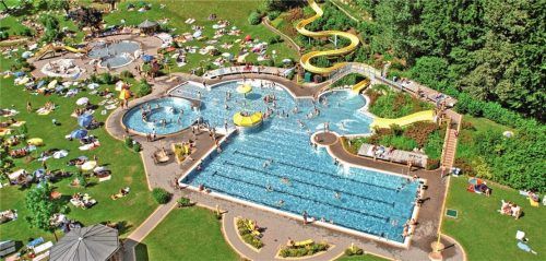 So ähnlich könnte sich Bürgermeister Alois Salzeder das gemeinsame, interkommunale Schwimmbad mit der Stadt Waldkraiburg vorstellen, nur mit mehr Wasserfläche, etwa 2000 Quadratmetern, längeren Becken und einem Sprungturm. Das Bild vom Schwimmbad Leogang zeigte er in der Bürgerversammlung.Foto Schwimmbad leogang