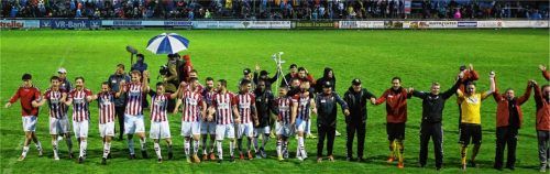 So feierten Buchbacher im Juli den Sieg gegen Sechzig. Heute spielt man vor 12500 Zuschauern. Foto  Buchholz