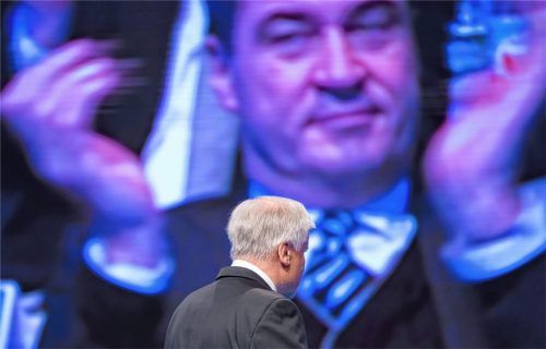 Söder gegen Seehofer: In der CSU ist ein offener Machtkampf ausgebrochen. Das Bild entstand während des CSU-Parteitags 2015, als Finanzminister Markus Söder nach einer Rede Seehofers applaudierte. Foto dpa