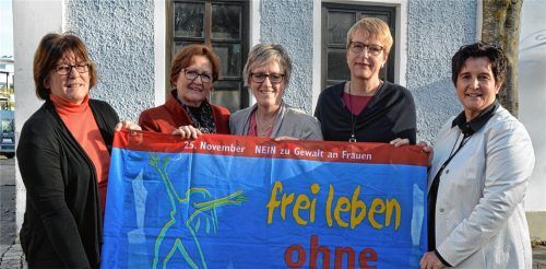 Solidarität mit Frauen, die Gewalt erleben: (von links) Christa Müller (DGB), Gudrun Unverdorben (KAB), Elisabeth Jordan (SPD), Britta Promann (ASF) und Maria Noichl (SPD-Europaabgeordnete). Foto Duczek