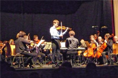 Solist Norman Spaeth brillierte beim Violinkonzert von Bach. Foto  Füchtner