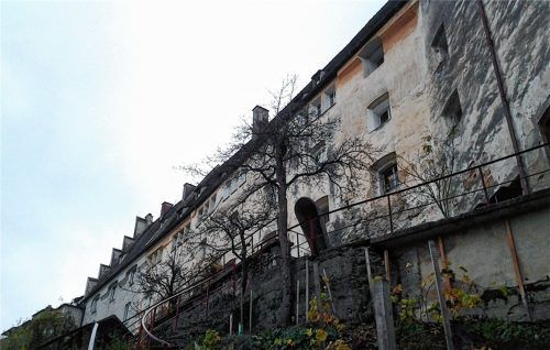 Sonnig ist die Stimmung zwischen den Eigentümern der Burg und den Betreibern des Altenheims nicht. Foto John Cater
