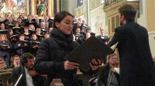Sophie Mitterhuber, Sopranistin am Münchner Gärtnerplatztheater, bei ihrem berührenden Solo im „Deutschen Requiem“ von Johannes Brahms in der Altöttinger Basilika St. Anna.Foto gär