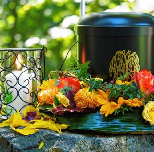 Sozialbestattungen werden von Gemeinde zu Gemeinde im Landkreis unterschiedlich behandelt. In den meisten Kommunen nehmen die Fälle zu. Foto Nicolas Armer/dpa