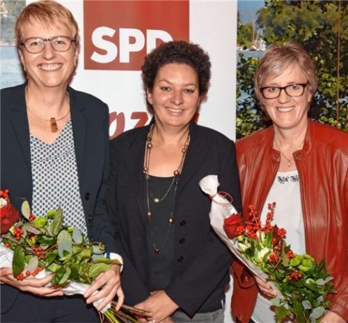 SPD-Kreisvorsitzende Alexandra Burgmaier (Bildmitte) gratulierte Britta Promann (links) und Elisabeth Jordan zu ihrer Nominierung. Foto Schlecker