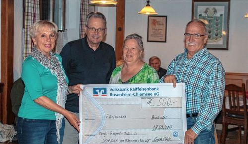 Spendenscheck für First-Responder-Förderverein