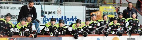 Spieler und Trainer warten auf den nächsten Gegner: Die Starbulls empfangen heute Memmingen, das mit dem 45-jährigen Jan Benda kommt, im Emilo-Stadion. Foto  Ziegler