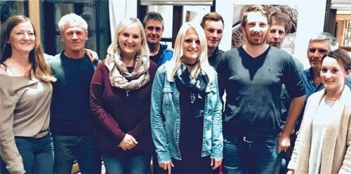 Sportlich gehen sie die Aufgaben an: Die neue Vorstandschaft (von links): Sabine Feichtner (Beisitzerin), Peter Knöferl (Beisitzer), Marion Krohn (Kassiererin), Helmut Lippert (Sportwart), Barbara Hierl (Erste Vorsitzende), Marinus Weber (Beisitzer), Florian Aicher (Zweiter Vorsitzender), Martin Gabriel (Beisitzer), Günter Hierl (Zweiter Schriftführer), Julia Hartmann (Erste Schriftführerin). Die nächsten Kinderskikurse werden bereits vorbereitet.