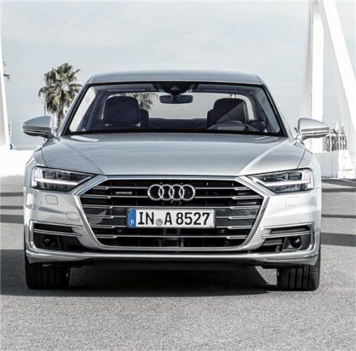 Sportliche Eleganz, Hochwertigkeit und progressiver Status – mit seinem Exterieurdesign markiert der Audi A8 für die ganze Marke den Start in eine neue Ära. Audi steht für Sportlichkeit, Leichtbau und den permanenten Allradantrieb quattro – Werte, die das Flaggschiff auf den ersten Blick perfekt zum Ausdruck bringt.