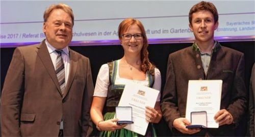 Staatsminister Helmut Brunner zeichnete unter anderem Barbara Steinberger aus Polling und Stephan Johannes Fürstenberger aus Kraiburg aus.Foto re