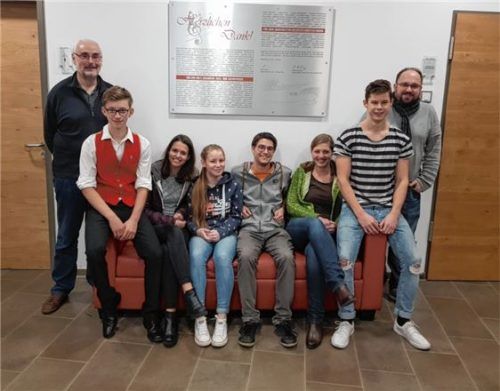 Stadtkapellmeister Michael Kummer (links) und Stadtkapellenvorstand Georg Machl (rechts), mit dem neuen Jugendvorstand Philipp Huber, Sandra Schneider, Lucia Brand, Hansi Neumayr, Anna Berger, Paul Röttger (von links). Foto re