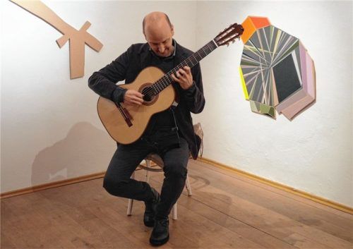 Stahl den Künstlerinnen und ihren Werken fast die Schau: der Konzertgitarrist Johannes Tonio Kreusch. Foto Bösswetter