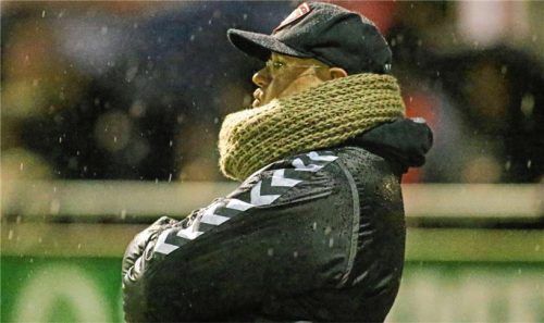 Stand mit seiner Mannschaft zuletzt gegen Schalding im Regen, möchte aber im letzten Heimspiel des Jahres noch mal einen Dreier feiern: Buchbachs Trainer Anton Bobenstetter. Foto  Buchholz