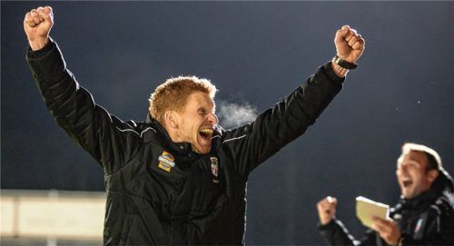 Stephan Schmidhuber und Co-Trainer Wolfgang Sonnenhauser bejubeln das Traunsteiner 2:0. Foto Weitz