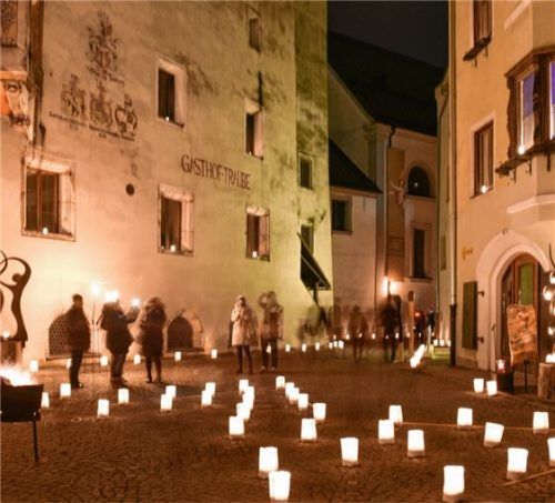 Sterne, Kerzen, Fackeln und offenes Feuer erhellen den Rattenberger Advent. Acht Märkte bieten einen unvergesslichen Advent in Tirol: Innsbruck, Hall in Tirol, Achensee, Rattenberg, St. Johann, Kitzbühel, Kufstein und Lienz.

Foto  Gabriele Griessenboeck