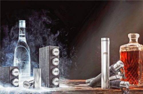 Stilgerechter als in einem eleganten Flachmann aus poliertem Edelstahl kann man edle Tropfen kaum kredenzen. Foto djd/ukkoschnapps.de