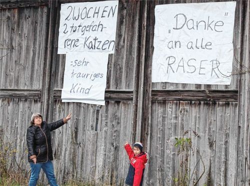 Stiller Protest: Inge Gora und ihr Enkel Valentin. Vor etwa zwei Wochen haben die beiden diese Schilder an eine Scheune am Ortseingang von Lengdorf gehängt.Foto  Dinger