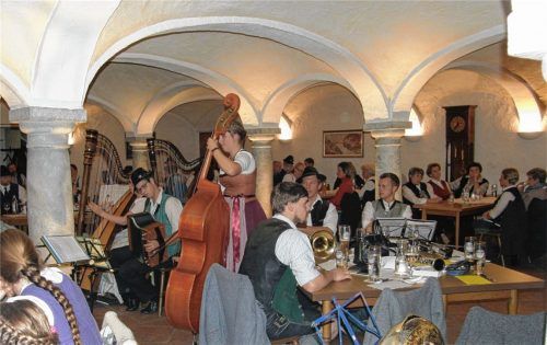 Stimmungsvolle Volksmusik mit den Höhenrainer Trachtlern in Thal