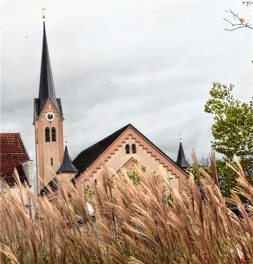 Süßgras vor der Pfarrkirche