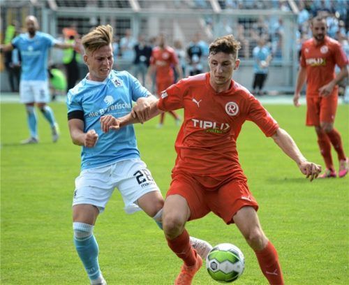 Szene aus dem Hinspiel, das die Löwen mit Glück 2:0 gewannen: Lino Tempelmann, der mittlerweile zum SC Freiburg gewechselt ist, im Duell mit den Rosenheimer Sechziger Philipp Maier (rechts). Foto  Ruprecht