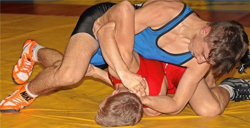 Technisch versiert und kraftvoll agierend: Traunsteins Tobias Einsiedler (blaues Trikot) holte einen Schultersieg gegen den Angerer Lorenz Hagelauer.Foto Wittenzellner